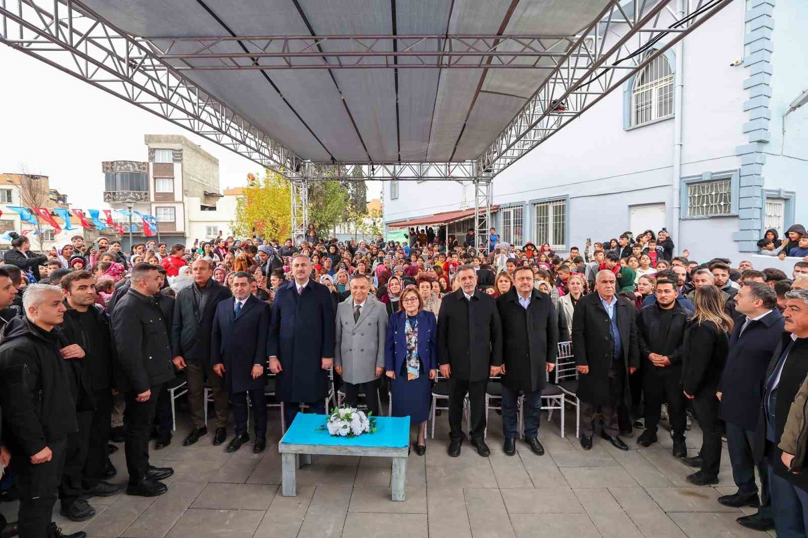 Gaziantep B&uuml;y&uuml;kşehir tarafından yapılan Mithat Paşa Parkı a&ccedil;ıldı

