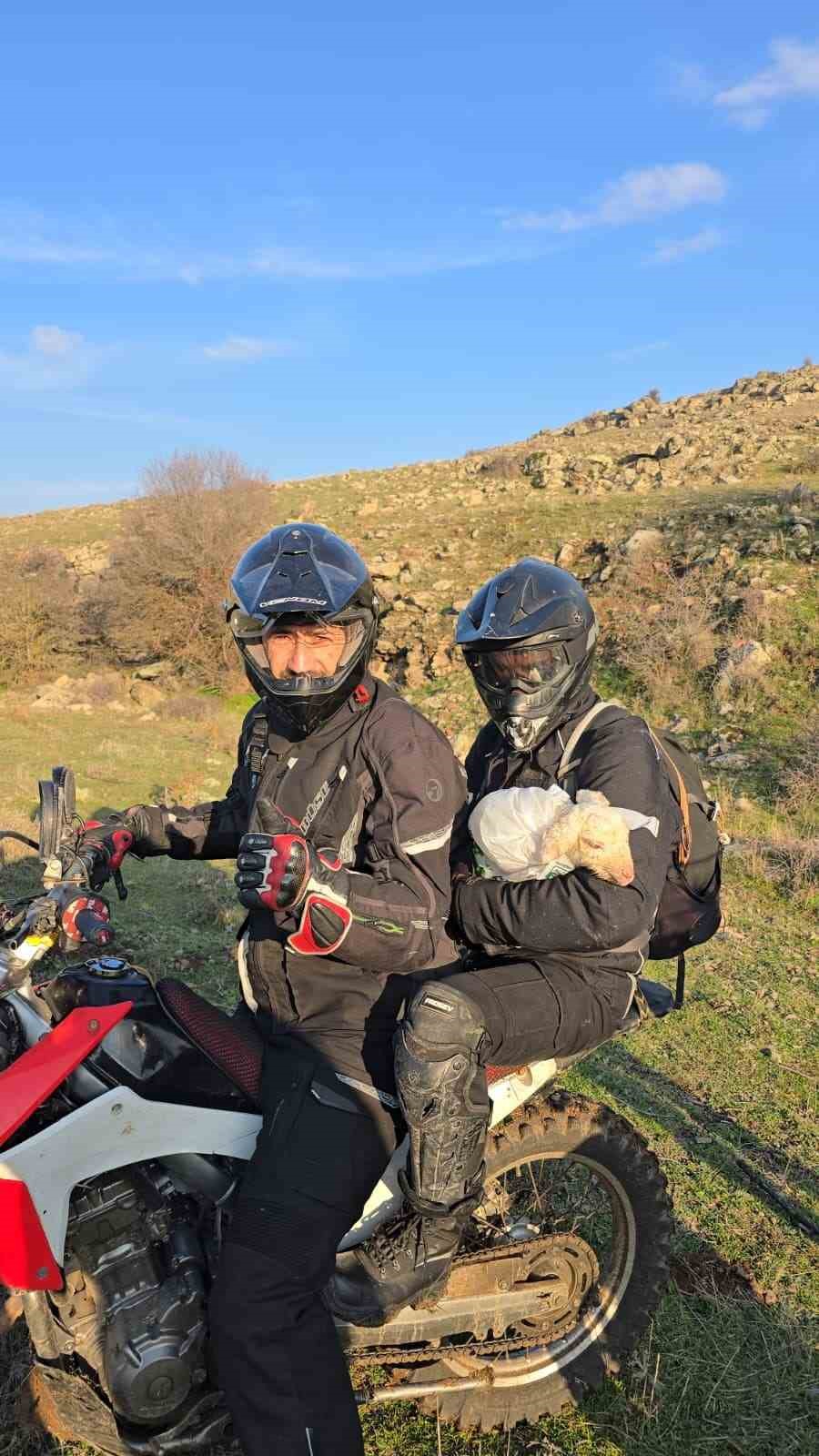 Tek başına buldukları yeni doğmuş kuzuyu 3 kilometre &ouml;tedeki annesi ile kavuşturdular
