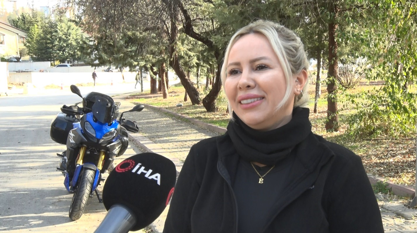 Kadın s&uuml;r&uuml;c&uuml; İspanya&rsquo;dan T&uuml;rkiye&rsquo;ye motosikletle 4,5 g&uuml;nde geldi: Sınırda g&ouml;zyaşlarını tutamadı
