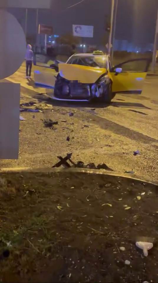 Diyarbakır&rsquo;da iki otomobil &ccedil;arpıştı: 2 yaralı
