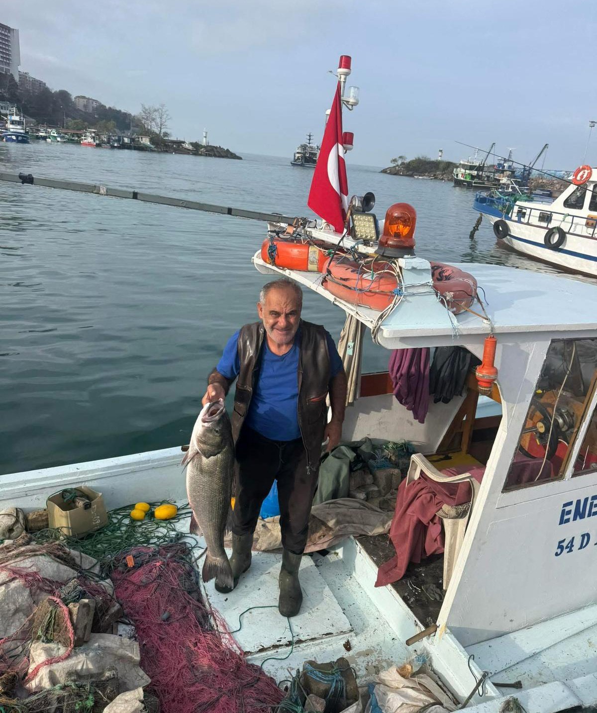 Akçakoca’da balıkçı ağına 10 kiloluk levrek takıldı