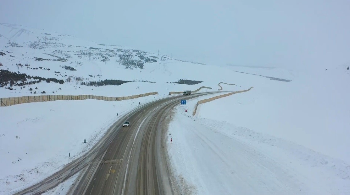 Bayburt ve Erzincan&rsquo;ın y&uuml;ksek kesimlerinde kar yağışı etkili oldu
