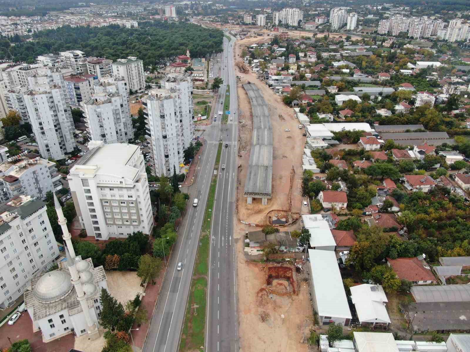 Yapımı devam eden k&ouml;pr&uuml;l&uuml; kavşak inşaatı pideciye takıldı
