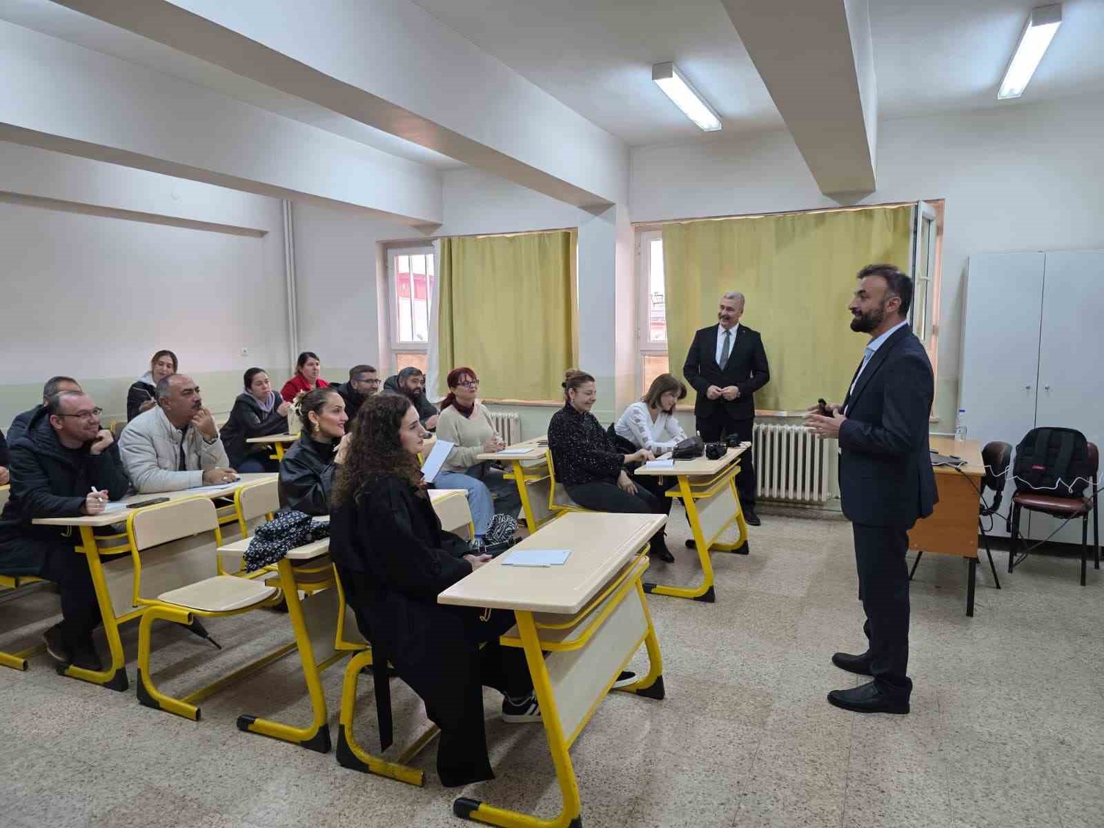 Efeler’de öğretmenlere Topçu’nun eğitim felsefesi anlatıldı
