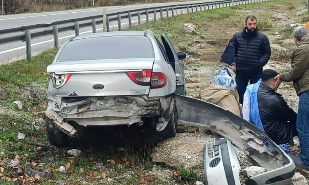Kontrolden &ccedil;ıkan otomobil bariyerlere &ccedil;arpıp ref&uuml;je girdi; 2 kişi yaralı
