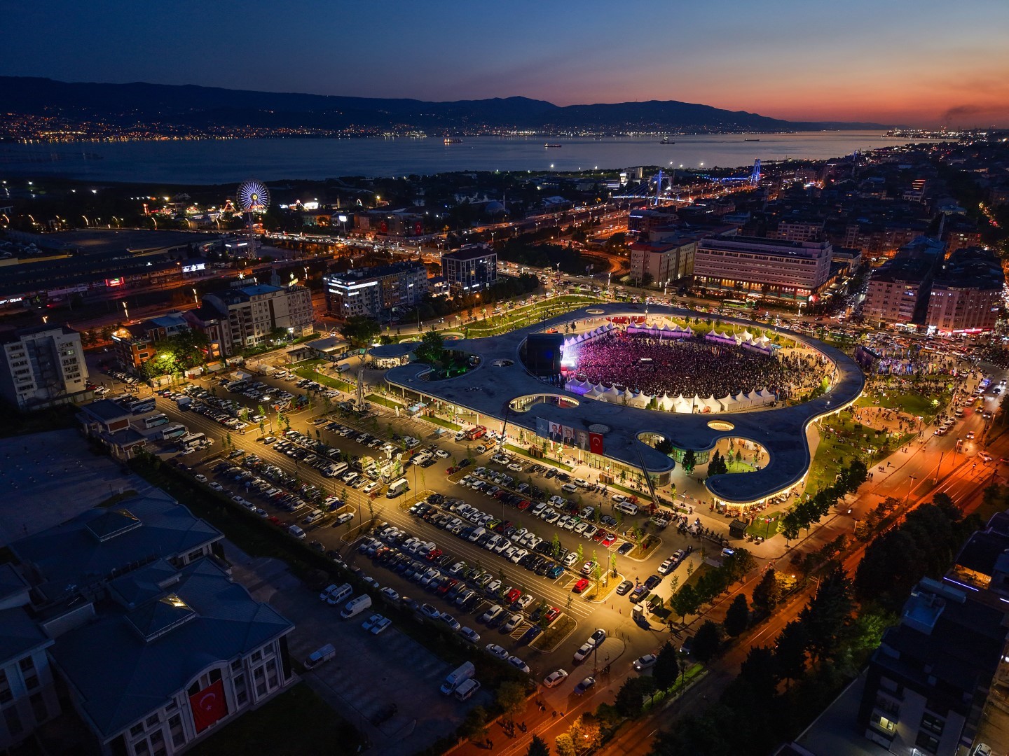 Kocaeli&rsquo;nin sosyal yaşam alanları gece ışıklarıyla renkleniyor
