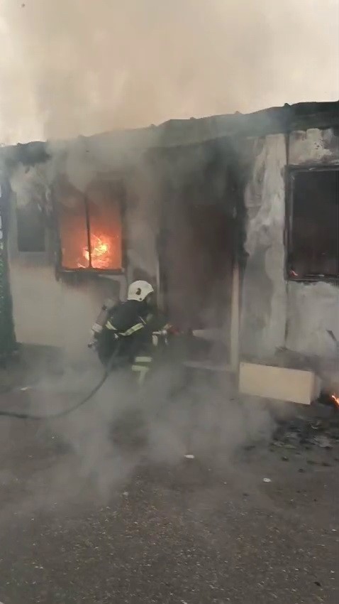 Konteyner alev alev yandı
