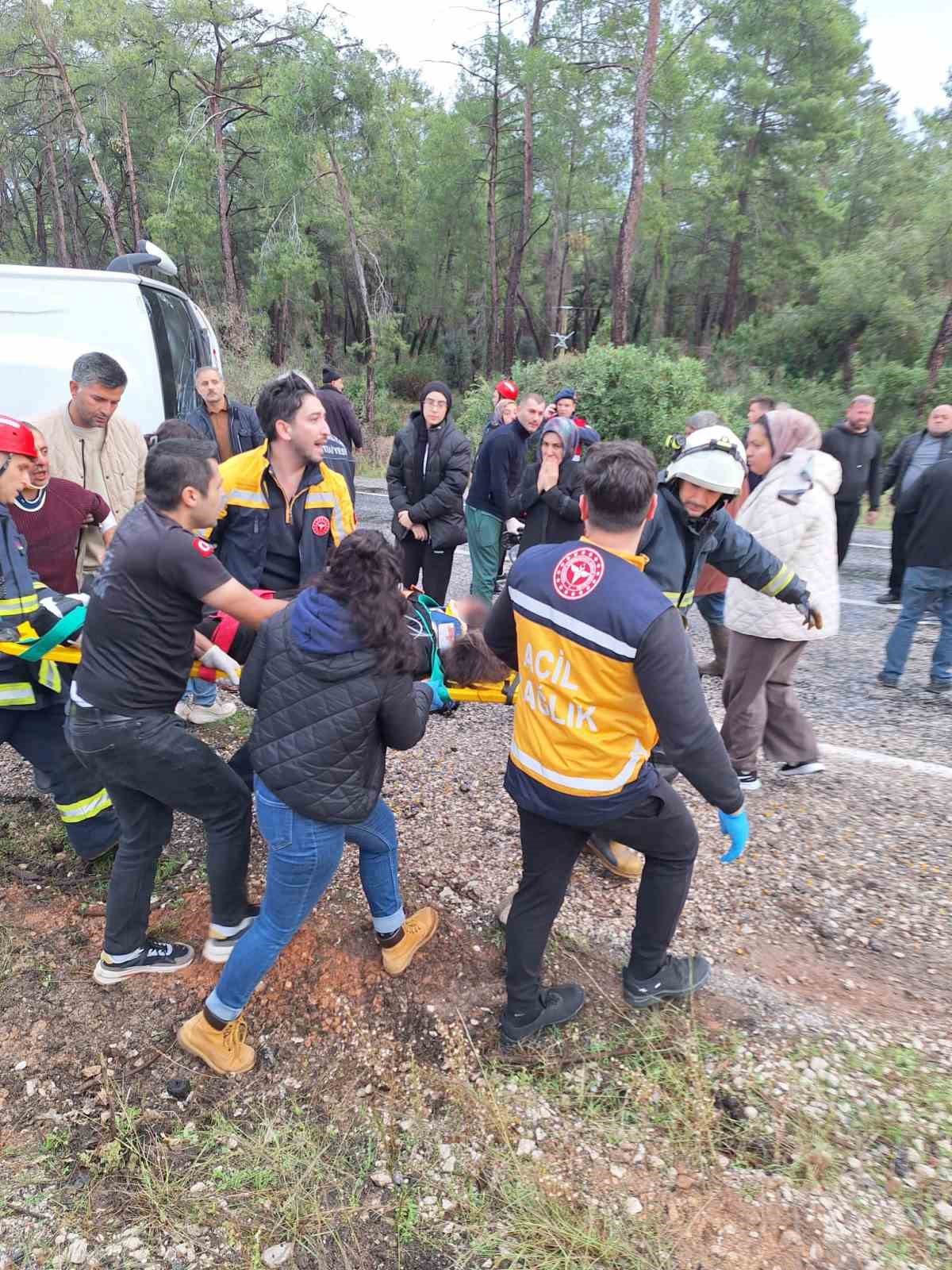Antalya&rsquo;da midib&uuml;s devrildi: 6 yaralı
