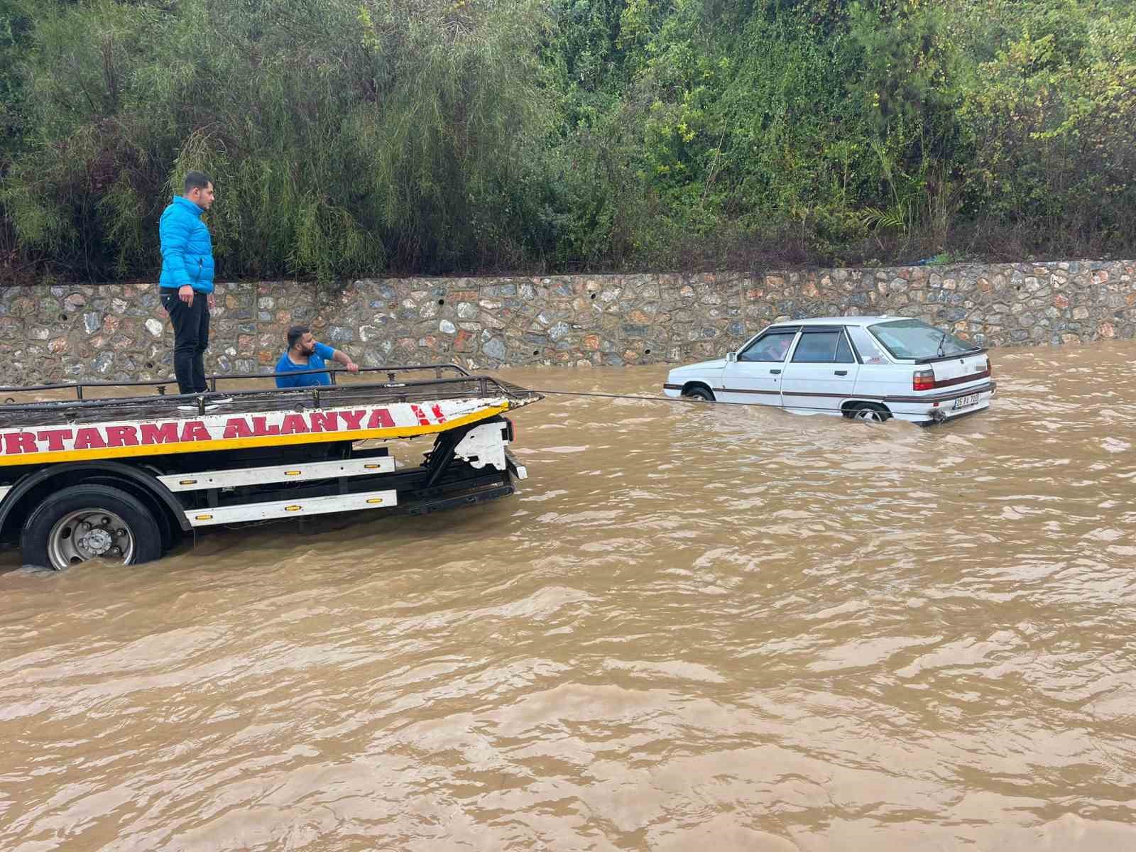 Alanya-Antalya karayolunda araçlar mahsur kaldı
