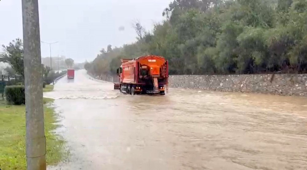 Alanya-Antalya karayolunda ara&ccedil;lar mahsur kaldı
