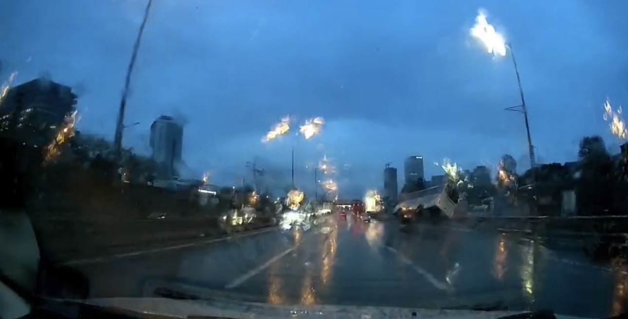 Maltepe’de minibüsün devrildiği anlar kamerada