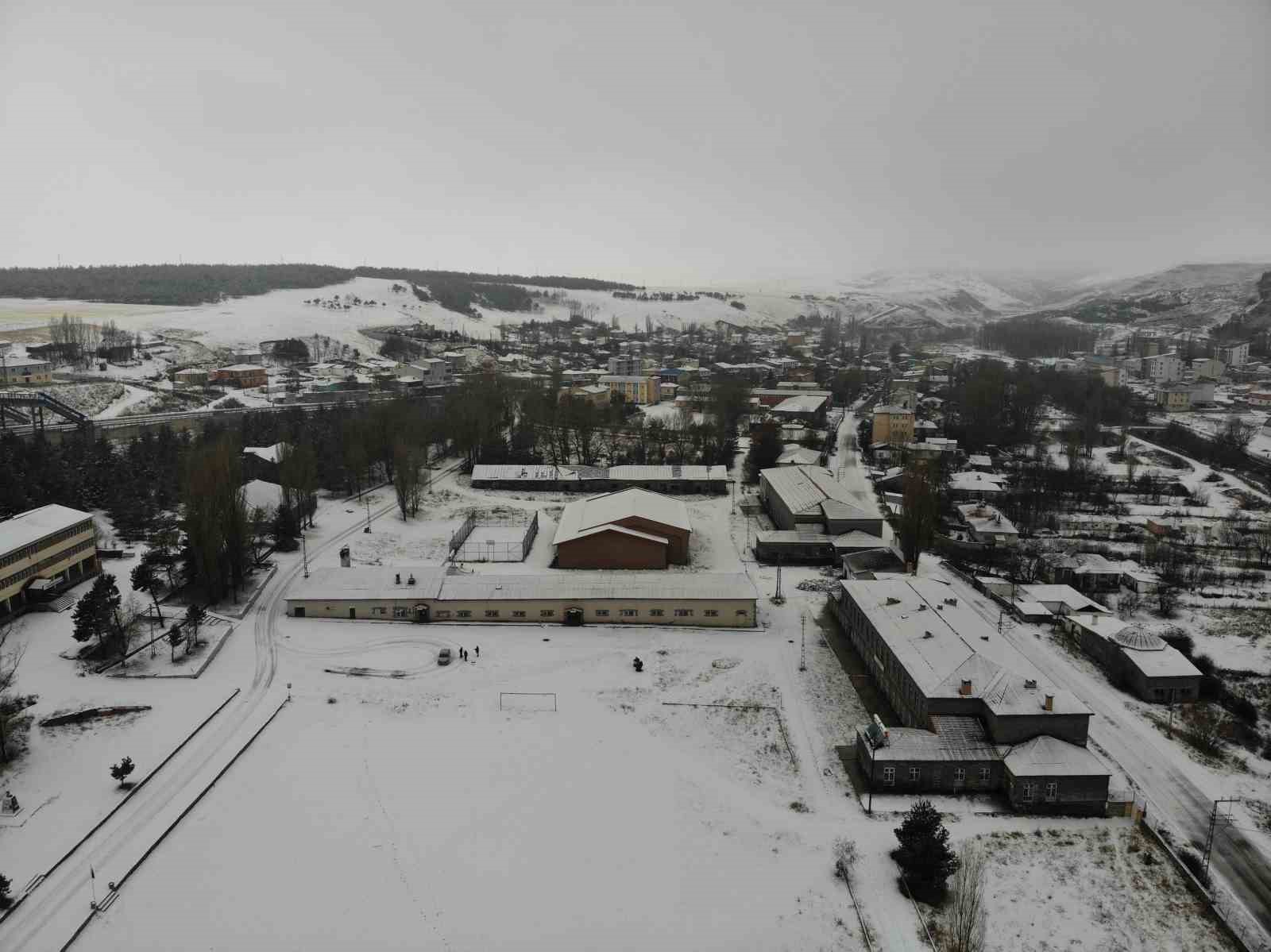 Kars’ta kar coşkusu: Çocuklar kardan adam yaptı, kızak kaydı