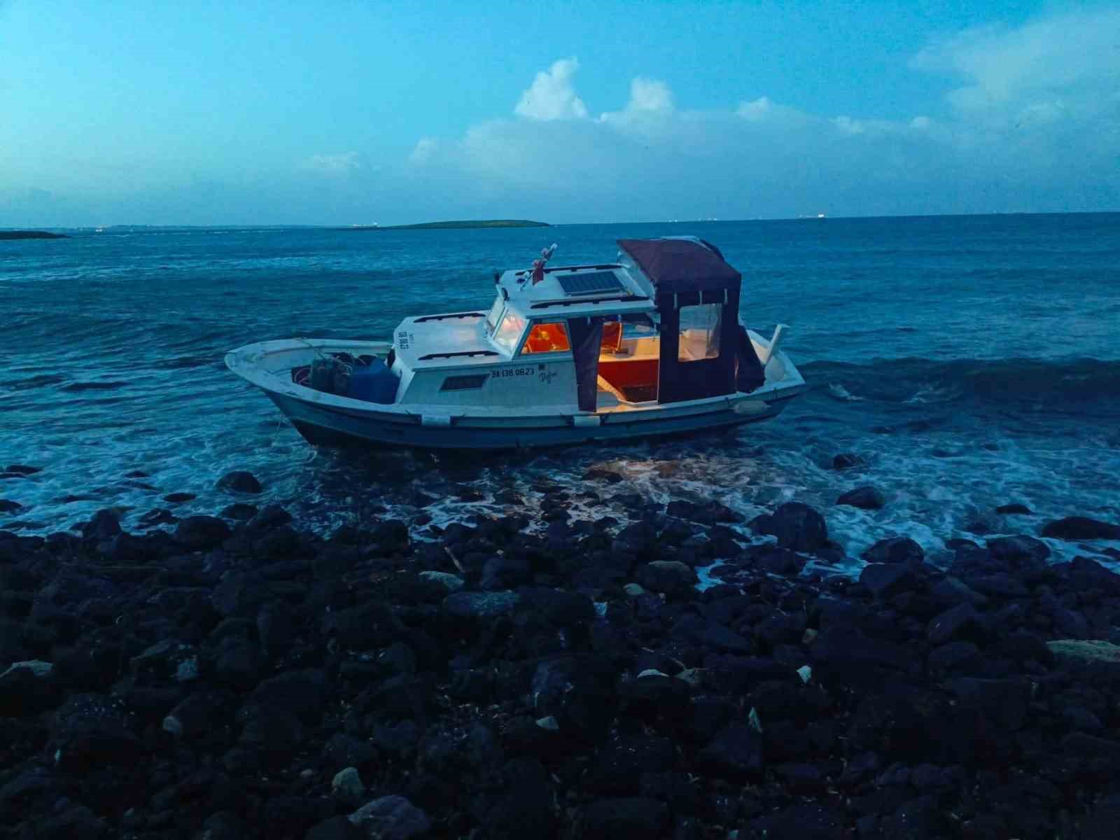 Karaya oturan tekne sahil güvenlik ekiplerince kurtarıldı