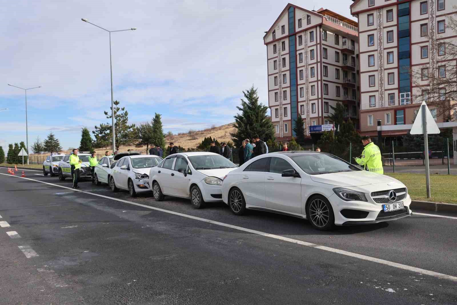 Nevşehir’de 4 otomobil birbirine girdi: 2 yaralı