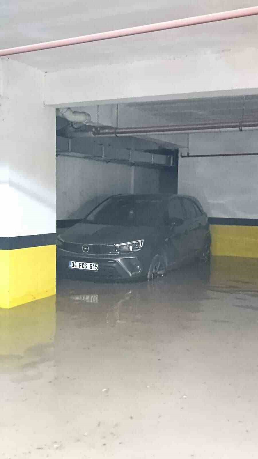 Küçükçekmece’de site otoparkını su bastı