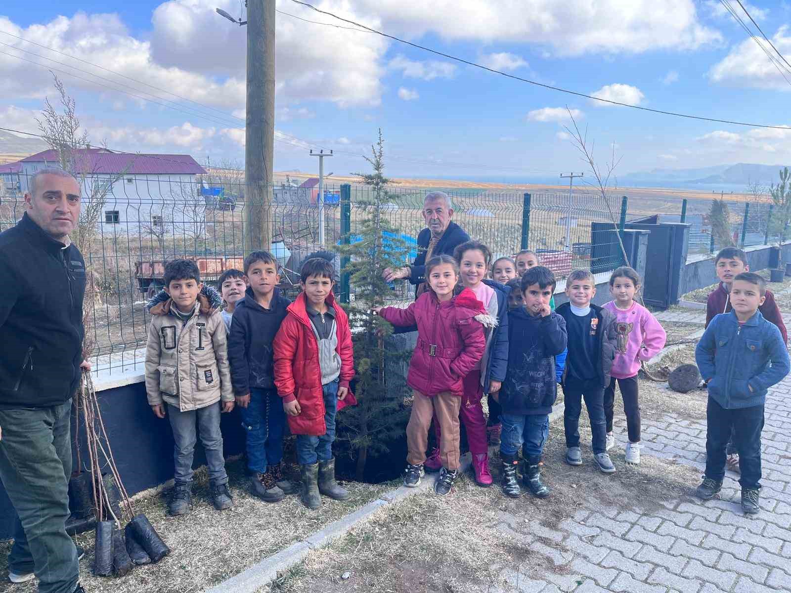 Tatvan’da okul bahçeleri fidanlarla yeşilleniyor