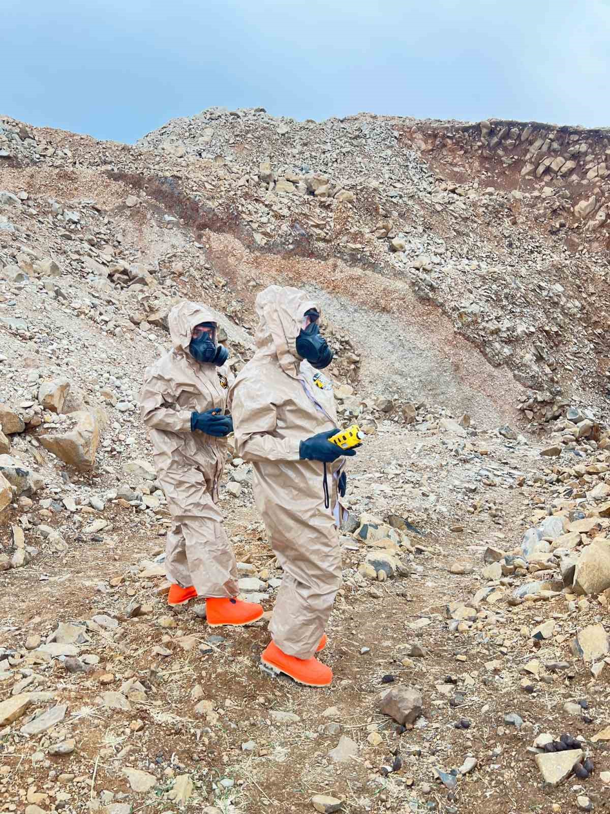 Define aranan mağarada çökme tehlikesi nedeniyle 11 kişilik kurtarma ekibi geri çekildi