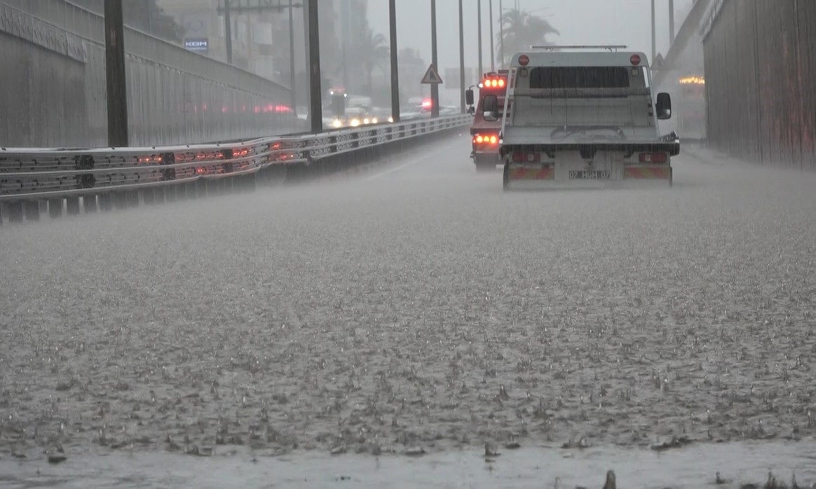 Alanya’da sağanak yağış trafiği felç etti