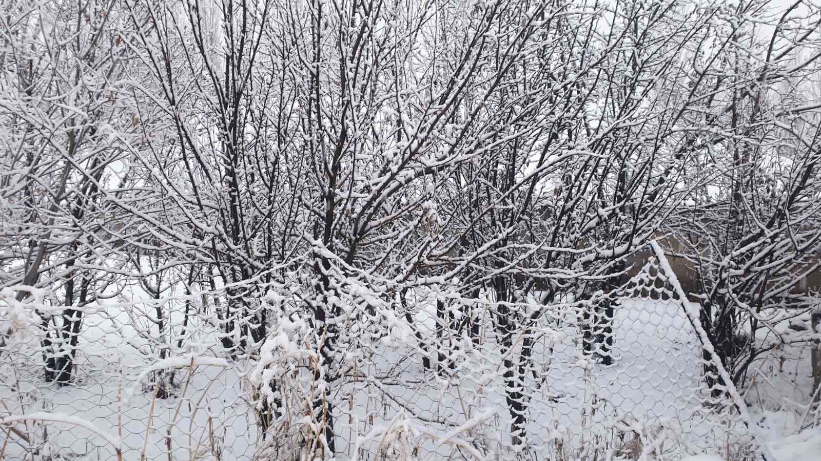 Başkale beyaza bürüdü