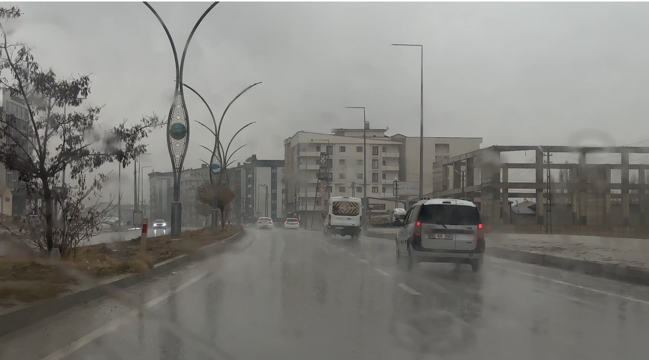 Yüksekova’da yoğun yağışlar uçak seferlerini durdurdu
