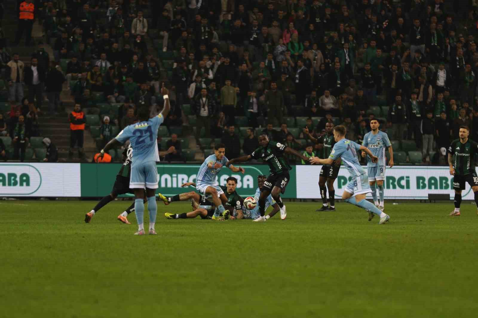 Trendyol Süper Lig: Kocaelispor: 0 - Kasımpaşa: 0 (İlk yarı)