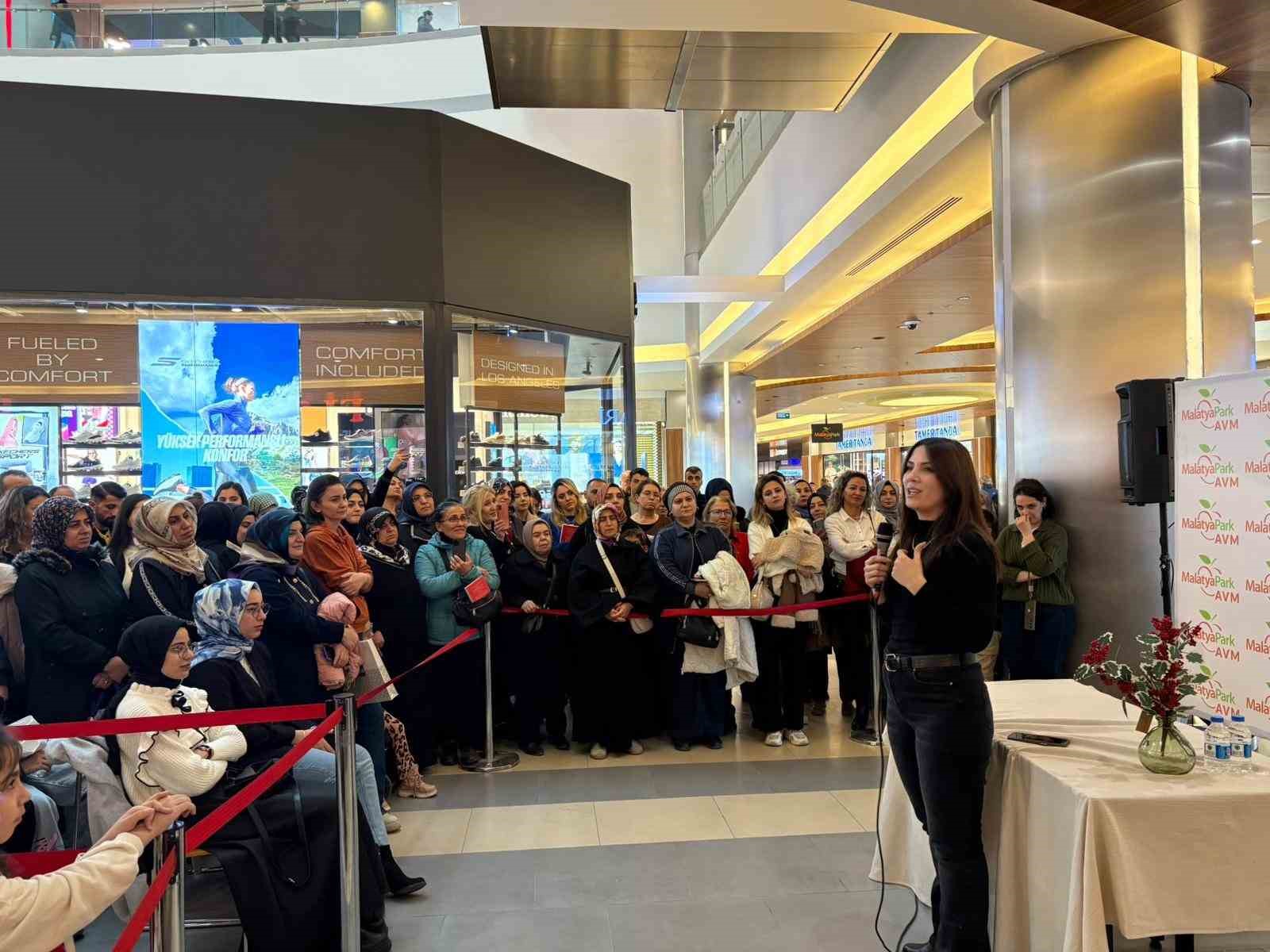 Yazar Dilek Cesur MalatyaPark’ta okurlarıyla buluştu