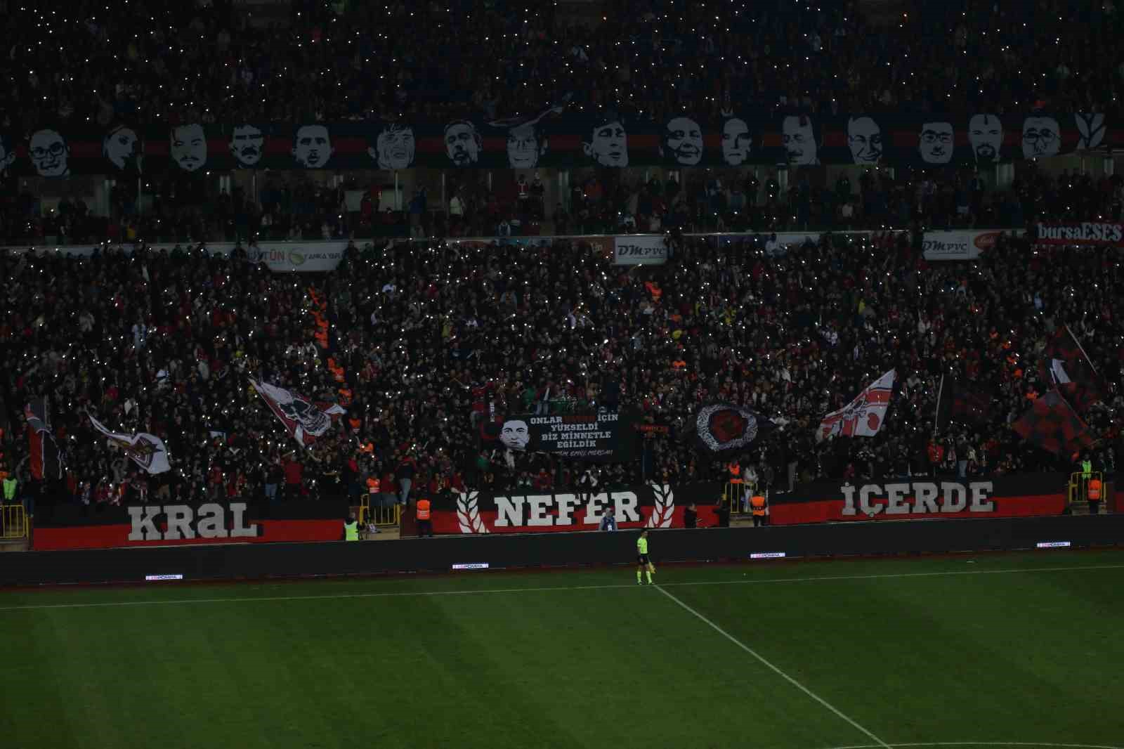 Es-Es taraftarı hava şehidi Emre Mercan’ı unutmadı
