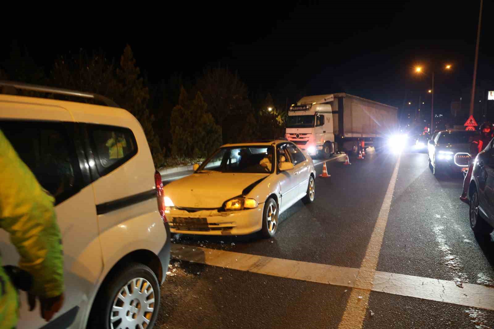 Kırmızı ışıkta bekleyen araca çarptı: 1 yaralı