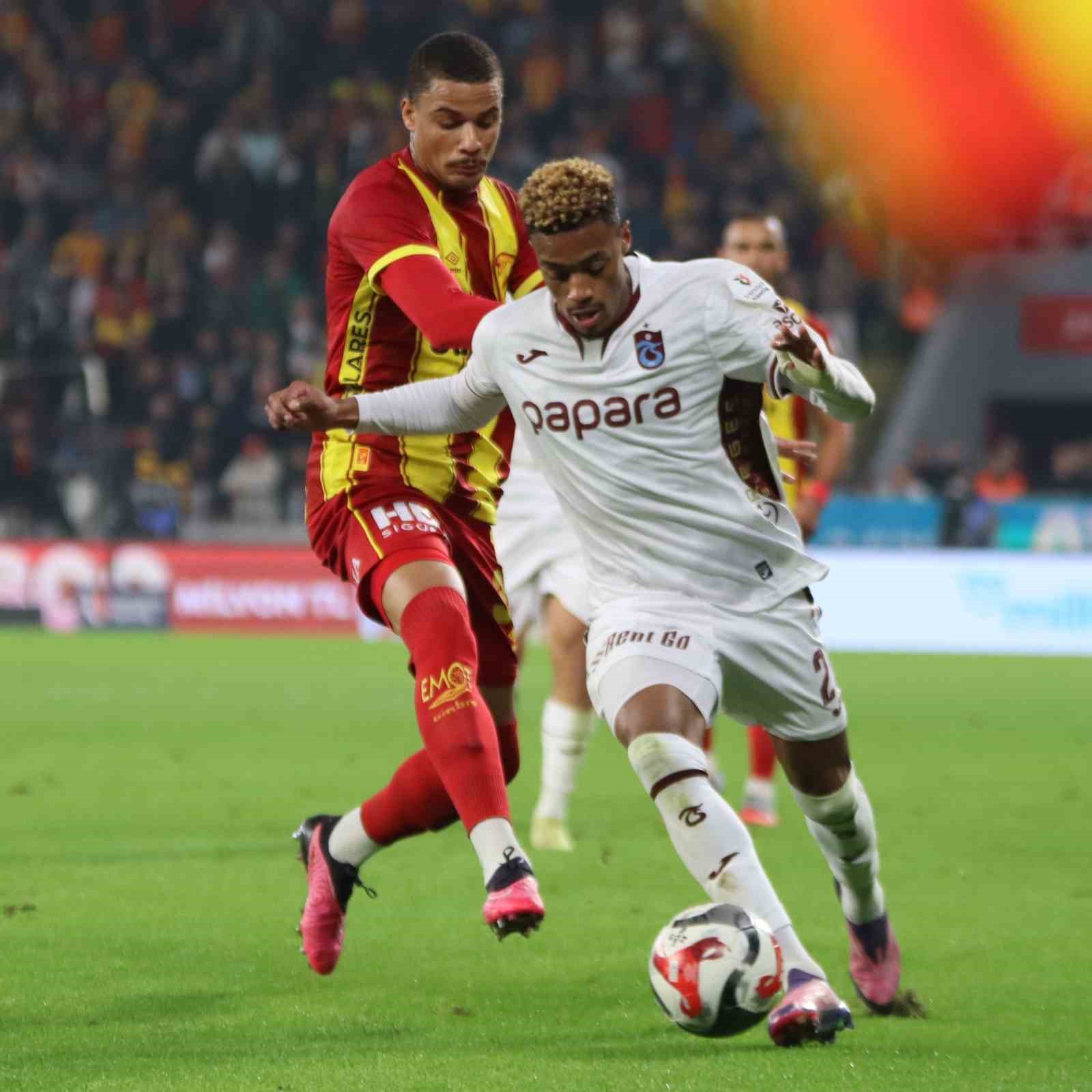 Trendyol Süper Lig: Göztepe: 0 - Trabzonspor: 0 (İlk yarı)