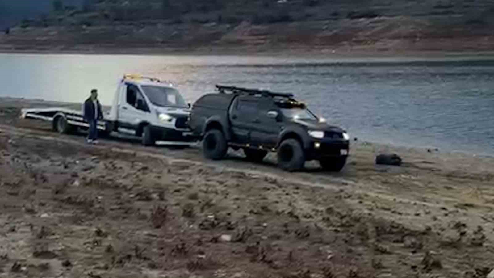 Çamura saplanan oto kurtarıcıyı pikap kurtardı