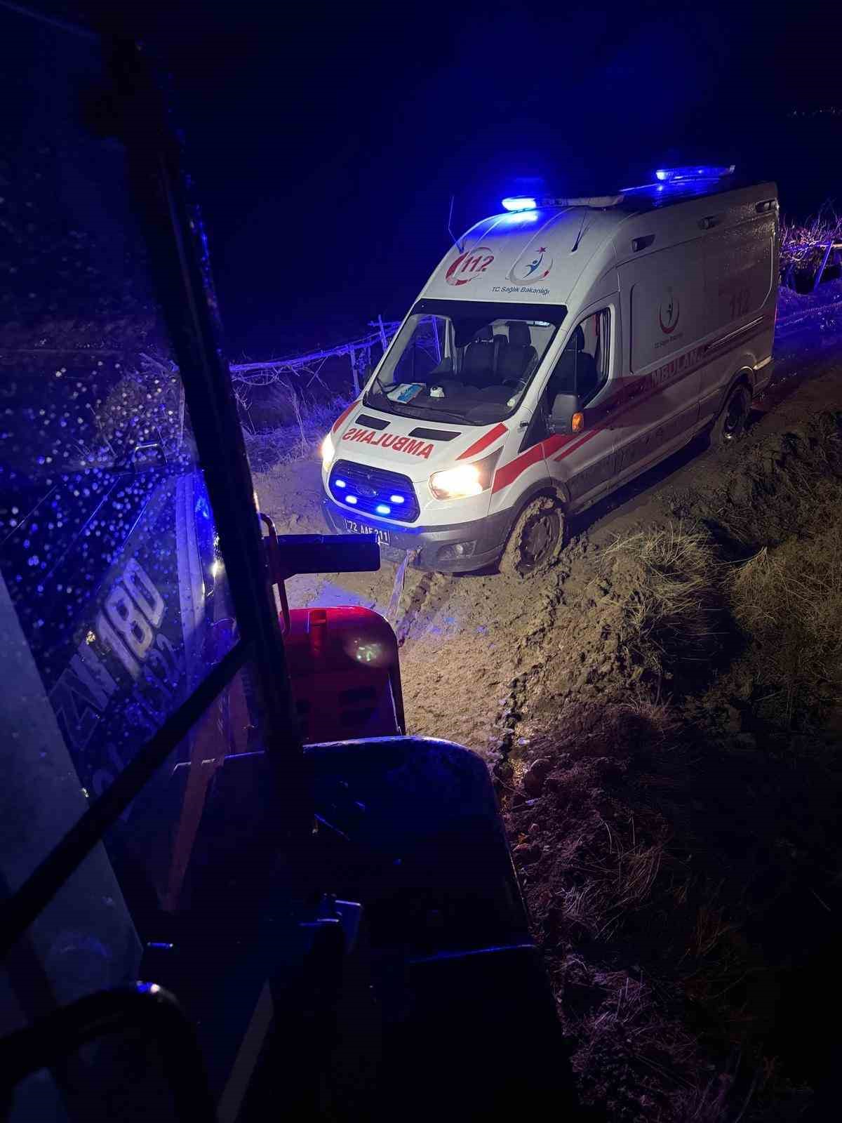 Batman’da hasta almaya giderken yolda kalan ambulansı özel idare ekipleri kurtardı