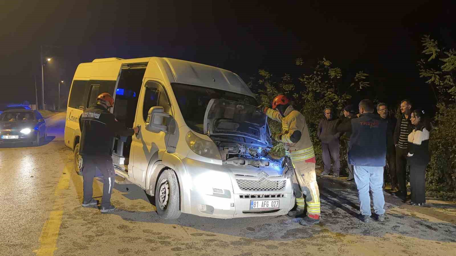 Düzce’de minibüs ile otomobil çarpıştı: 3 yaralı