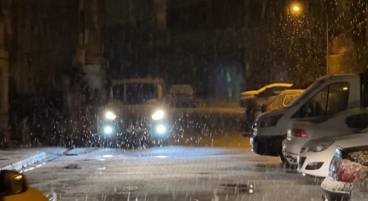 Yüksekova’da lapa lapa kar yağışı