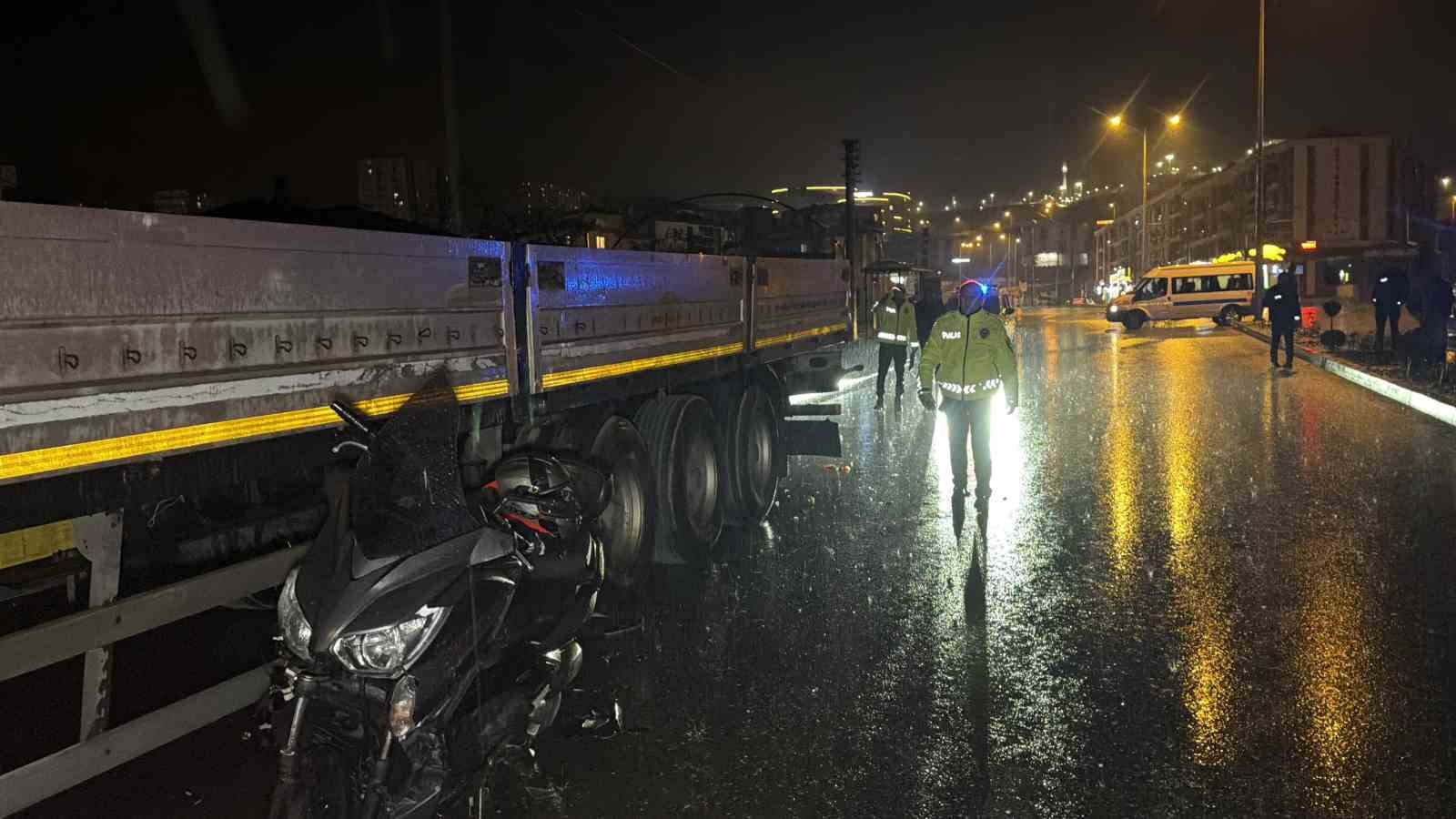Park halindeki tıra çarpan motosiklet sürücüsü ağır yaralandı