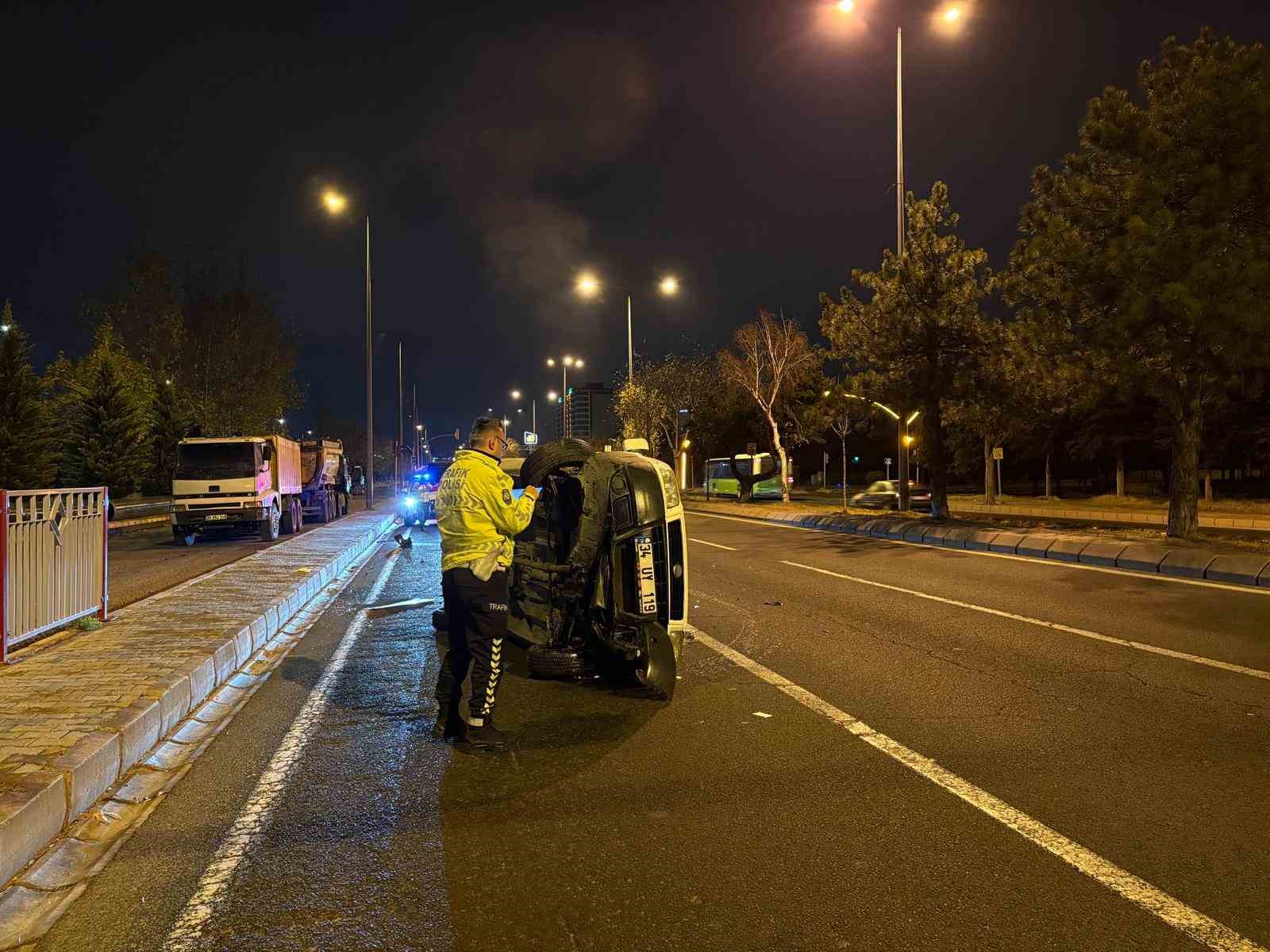 Önüne köpek çıkan araç yan yattı: 2 yaralı
