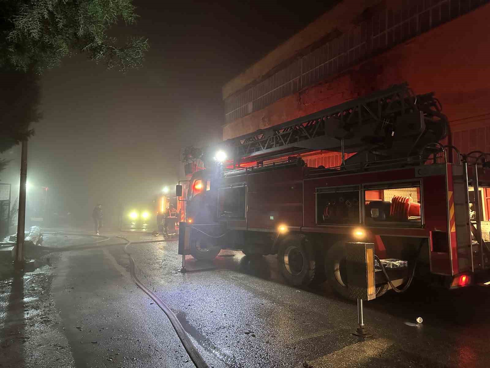 Uşak’ta poşet fabrikasında çıkan yangın söndürüldü