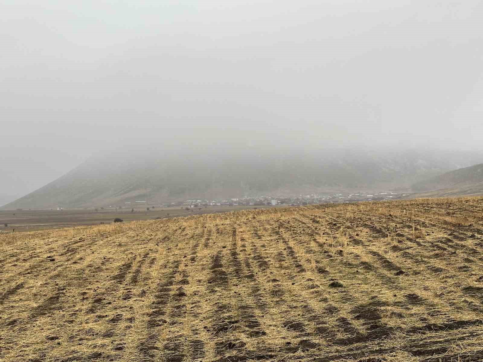 Bitlis’te bir yanda kar esareti, bir yanda su keyfi
