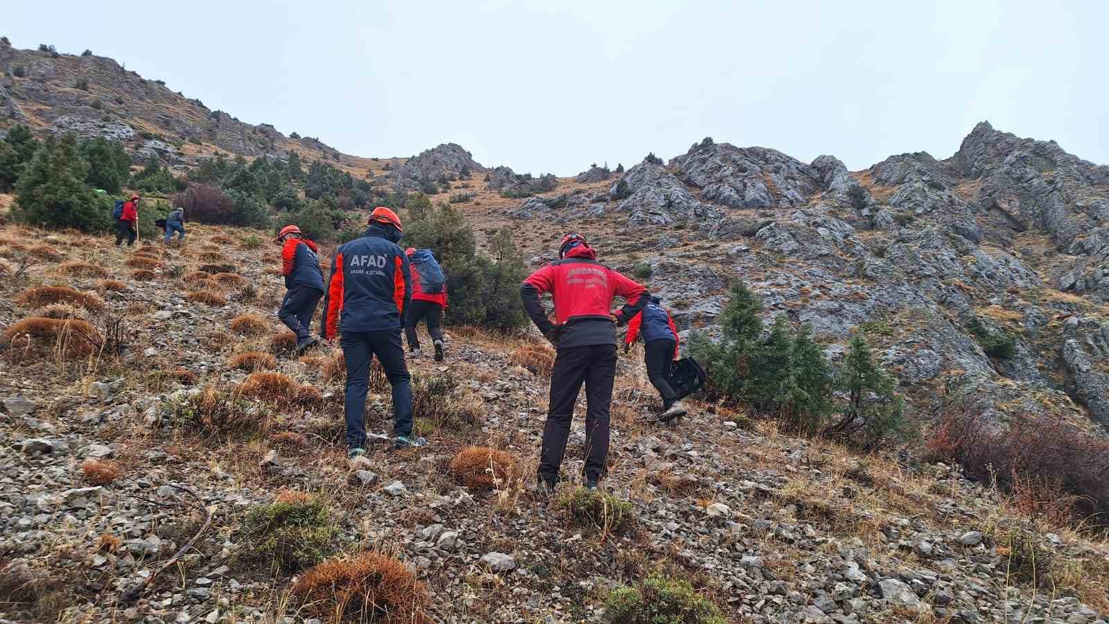 Erzincan’da kayalıklarda mahsur kalan 11 keçi 3 saatlik operasyonla kurtarıldı
