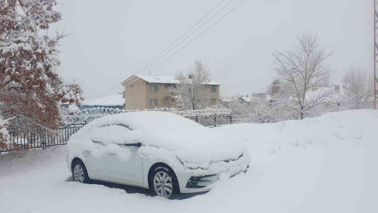 Başkale’de araçlar kara gömüldü: 11 yerleşim yerinin yolu ulaşıma kapandı