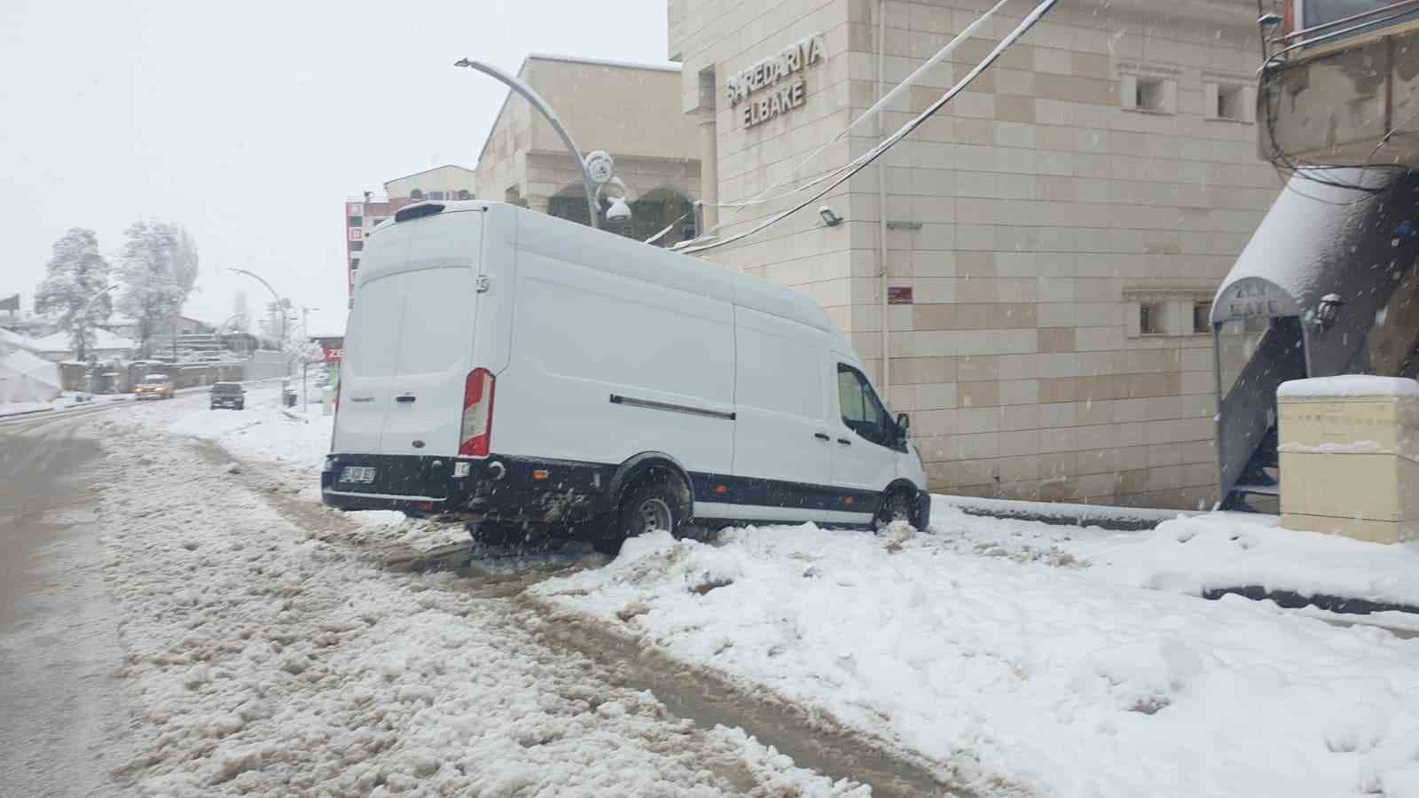 Başkale’de araçlar kara gömüldü: 11 yerleşim yerinin yolu ulaşıma kapandı