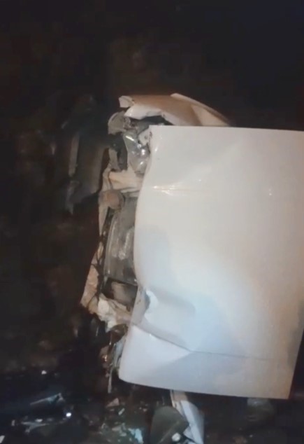 Otomobilin metrelerce aşağı düştüğü o anlar kameraya yansıdı: 2 yaralı