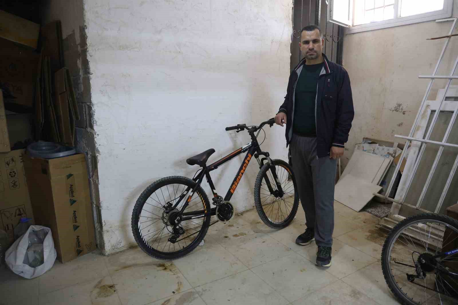 Kameralara yakalanan bisiklet hırsızına "Yazık yaşın genç diye şikayetçi olmadık, bir an önce iş bul ve çalış" diyerek nasihat etti