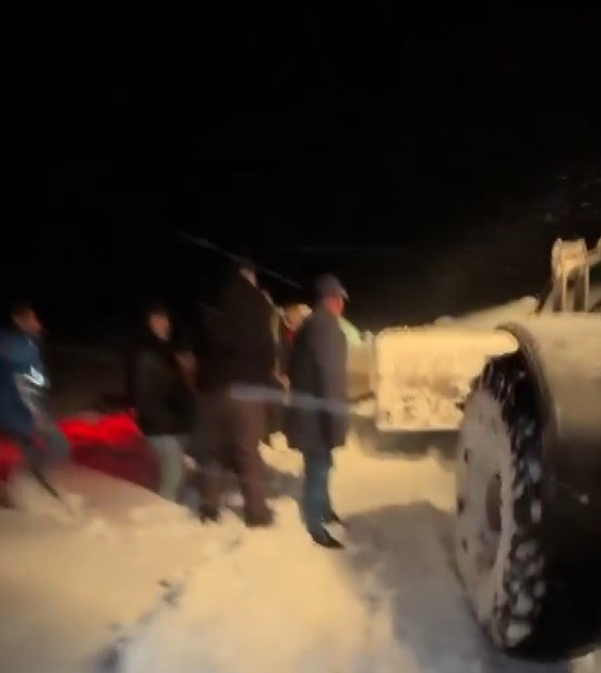 Karda mahsur kalan 4 vatandaş 3 saatlik zorlu çalışmayla kurtarıldı
