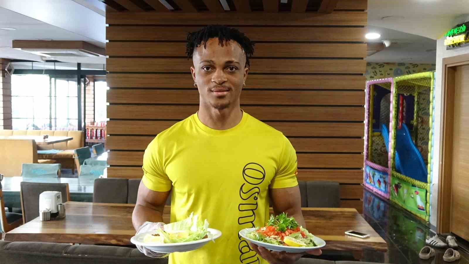 Siirt’te yemek servisleri Nijeryalı Micheal’den