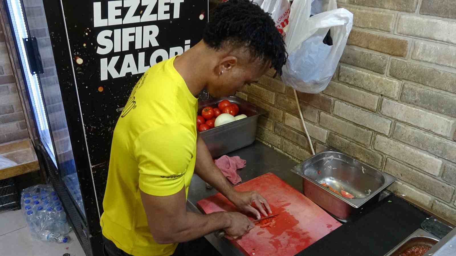 Siirt’te yemek servisleri Nijeryalı Micheal’den
