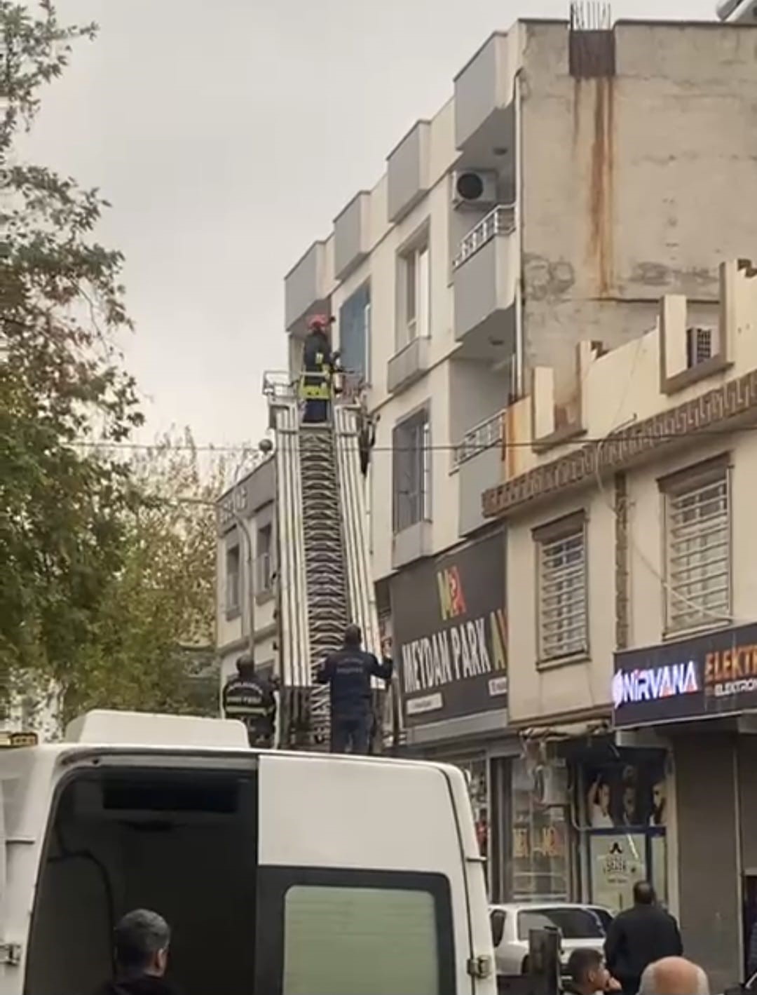 Siverek’te apartmanda çıkan yangın paniğe neden oldu