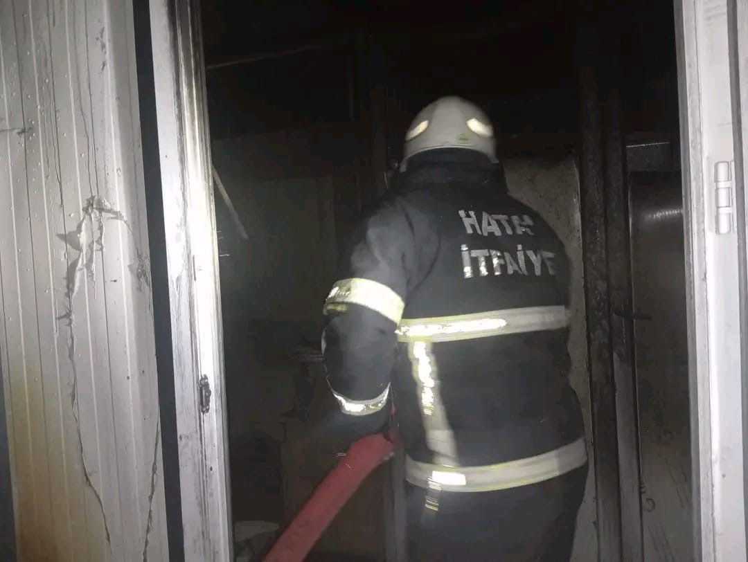 Samandağ’da yanan konteyner kullanılamaz hale geldi