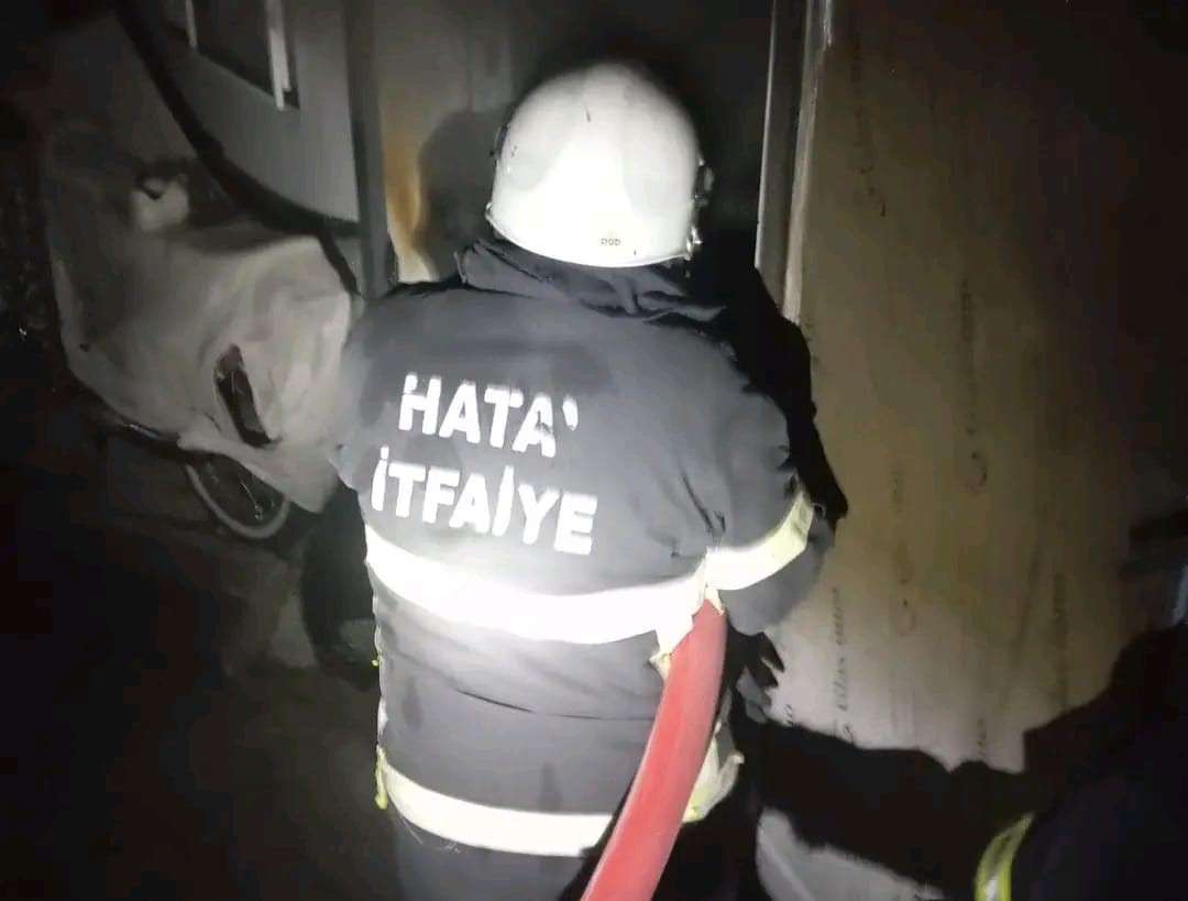 Samandağ’da yanan konteyner kullanılamaz hale geldi
