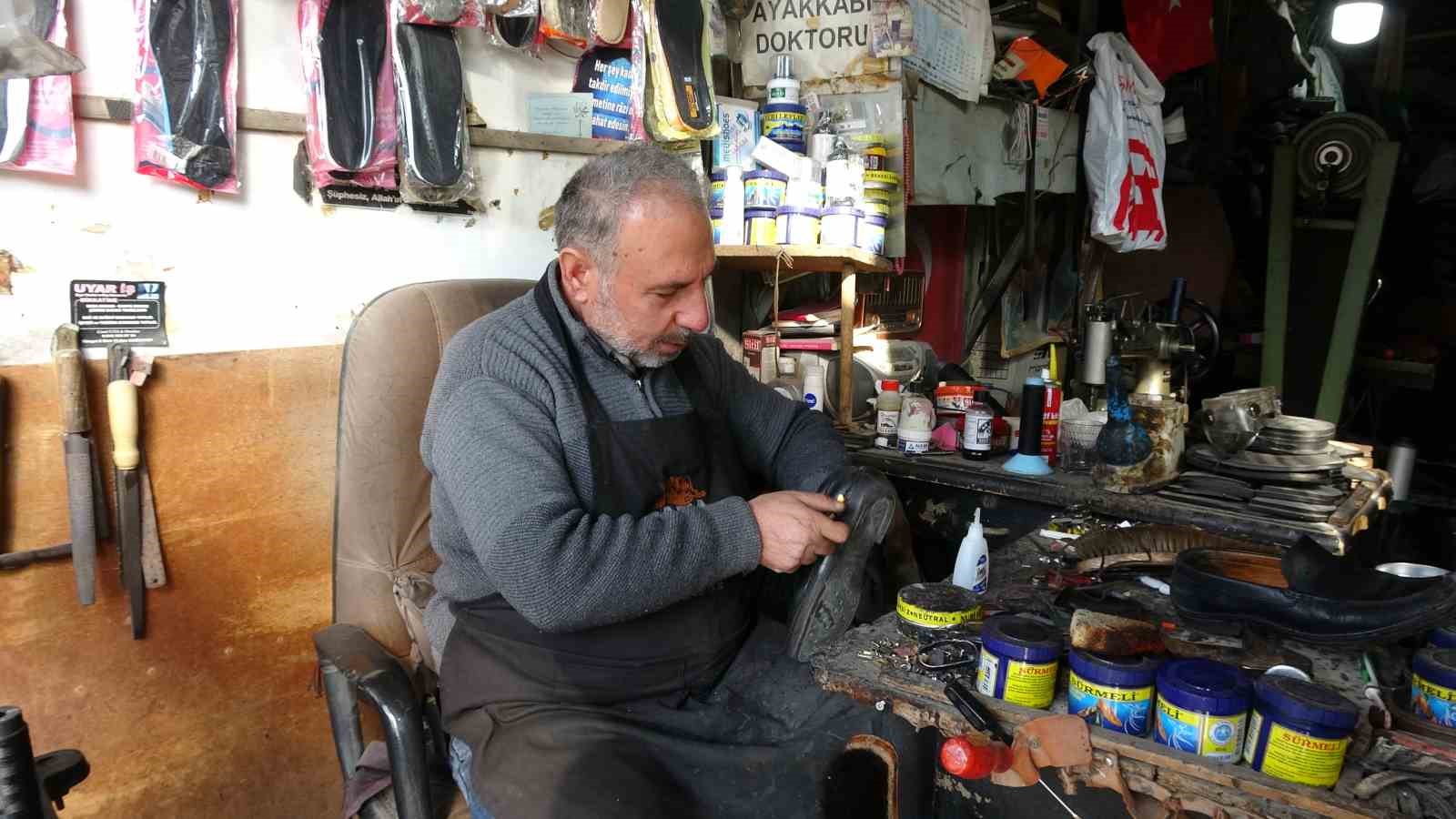 5 metrekarelik dükkanında 30 yıldır ayakkabı tamir ediyor