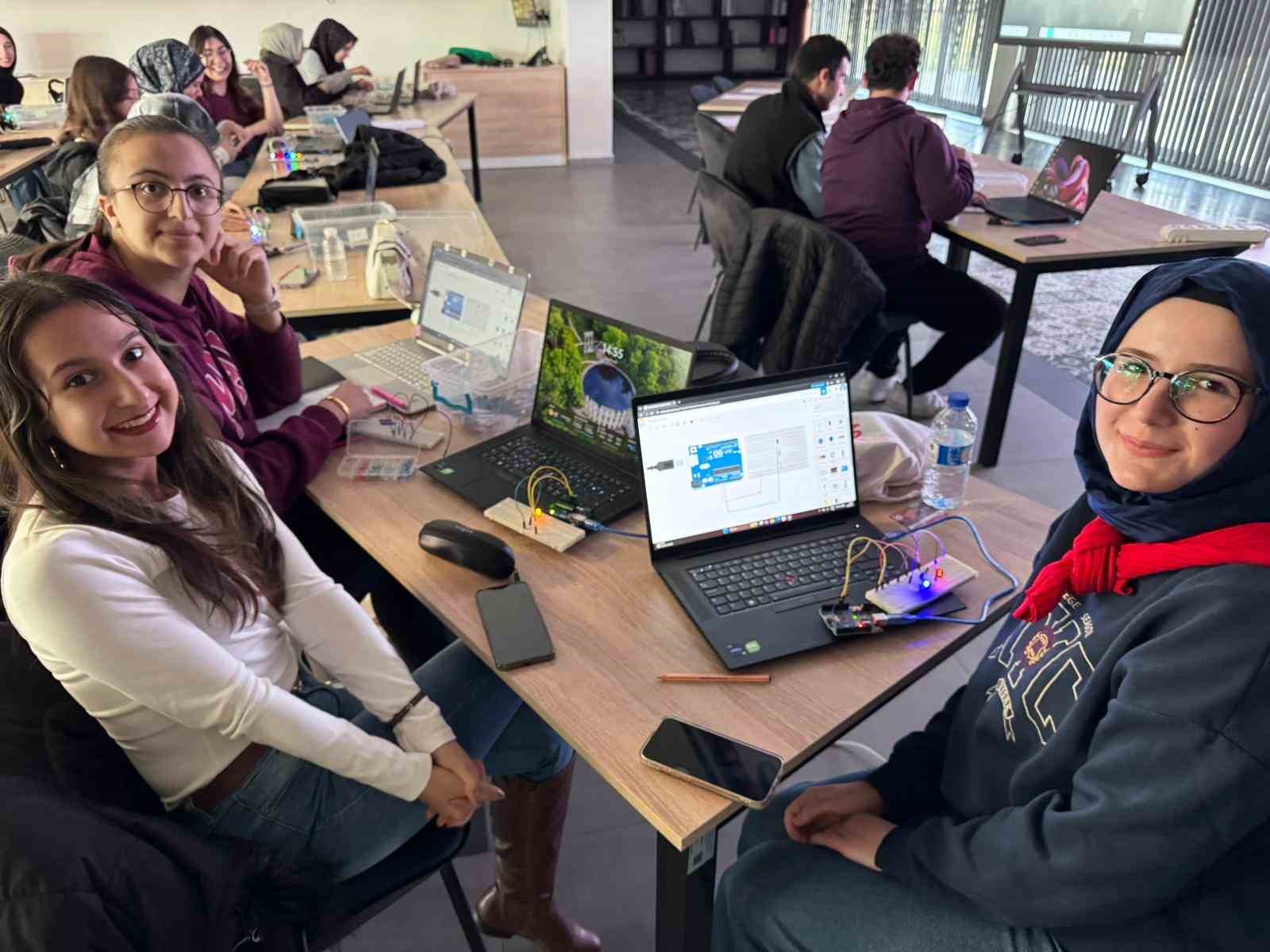 Büyükşehir’in Bilişim Akademisi’nden öğretmen adaylarına robotik kodlama eğitimi